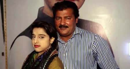 ৫২ বছরের শিক্ষকের প্রেমে