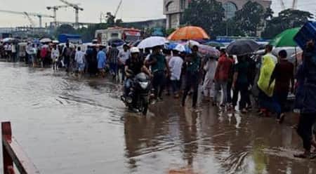 বিমানবন্দর সড়কের পানি সেচলো পুলিশ