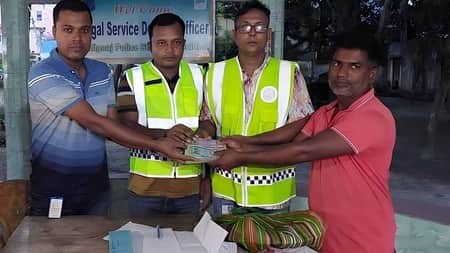 রাস্তায় পাওয়া টাকা ফেরত দিল পুলিশ