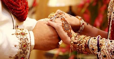 নিজে দাঁড়িয়ে থেকে ছোট ভাইয়ের সঙ্গে স্ত্রীর বিয়ে দিলেন বড় ভাই