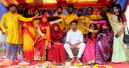 বন্ধুরা সবাই যেতে পারবেন না, তাই ক্যাম্পাসেই হলো গায়ে হলুদ ক্যাম্পাসেই গায়ে হলুদ