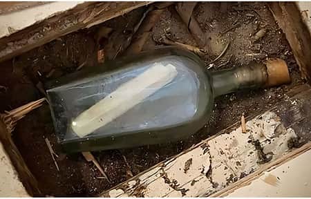 বাড়ির মেঝে কাটার সময় ১৩৫ বছর আগের বোতলবন্দি চিঠি উদ্ধার বোতলবন্দি চিঠি