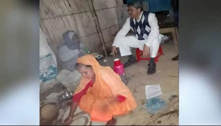 ফুটপাতে বসে কালাই রুটি খেলেন পররাষ্ট্র প্রতিমন্ত্রী পররাষ্ট্র প্রতিমন্ত্রী শাহরিয়ার আলম