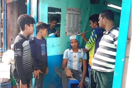 আর্জেন্টিনার পতাকার রঙে চুল রাঙালেন এক যুবক আর্জেন্টিনা