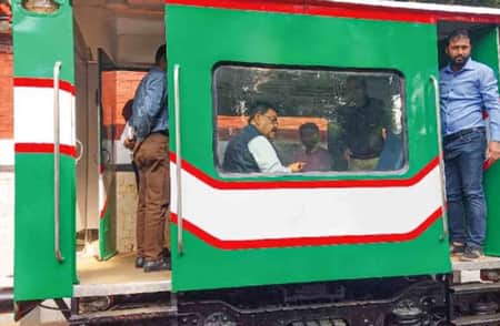 পরিত্যক্ত লোহা দিয়ে তৈরি রেলের বগি!