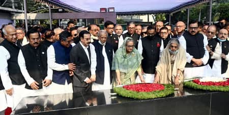 বঙ্গবন্ধুর প্রতিকৃতিতে আ.লীগের নবনির্বাচিত কেন্দ্রীয় কমিটির শ্রদ্ধা