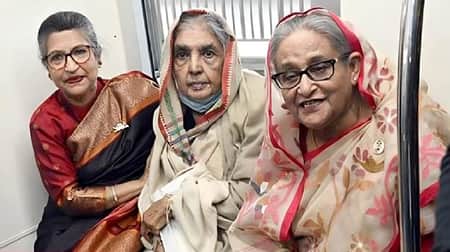 মেট্রোরেলে চড়ে গান গাইলেন প্রধানমন্ত্রী মেট্রোরেলে প্রধানমন্ত্রী