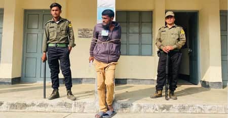পোলিং এজেন্টকে পিলারের সঙ্গে বাঁধলেন নির্বাচন কর্মকর্তা