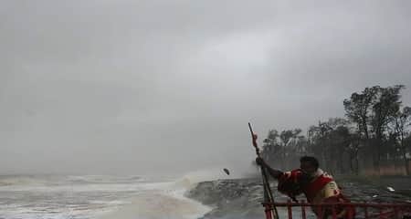 সাগরে গভীর নিম্নচাপ, ঘূর্ণিঝড়ের সম্ভাবনা ঘূর্ণিঝড়ের সম্ভাবনা