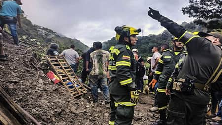 কলম্বিয়ায় ভূমিধসে ৩ জনের মৃত্যু, আটকা পড়েছেন ২০ জন
