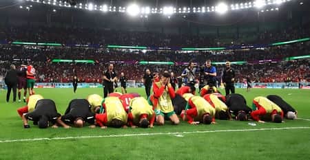 সেজদায় লুটিয়ে পড়ে আল্লাহকে ধন্যবাদ জানালেন মরক্কোর ফুটবলাররা মরক্কোর ফুটবলাররা