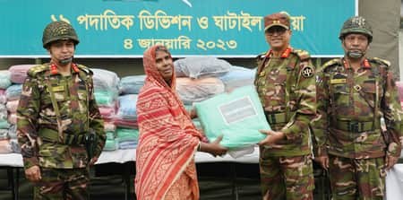 জামালপুরে শীতবস্ত্র বিতরণ করলেন জিওসি মেজর জেনারেল নকিব