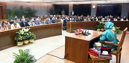 ব্যাংকিং চ্যানেলে রেমিটেন্স পাঠানোর আহ্বান প্রধানমন্ত্রীর