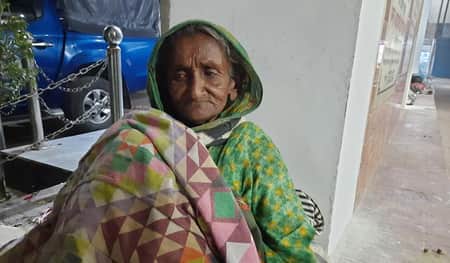 শায়েস্তাগঞ্জ রেলওয়ে জংশনে শীতে কাতর এক ছিন্নমূল নারী