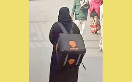 বোরকা পরে ডেলিভারি?