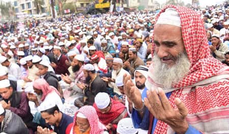 আখেরি মোনাজাত চলছে
