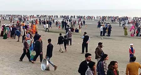 কুয়াকাটায় ভিড়