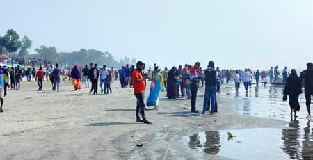 তিন দিনের ছুটিতে কুয়াকাটায় রেকর্ড সংখ্যক পর্যটকের ভিড়
