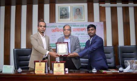 চুয়েট অফিসার্স এসোসিয়েশনের পক্ষ থেকে ভাইস চ্যান্সেলর অধ্যাপক ড. মোহাম্মদ রফিকুল আলমের হাতে সম্মাননা স্মারক প্রদান