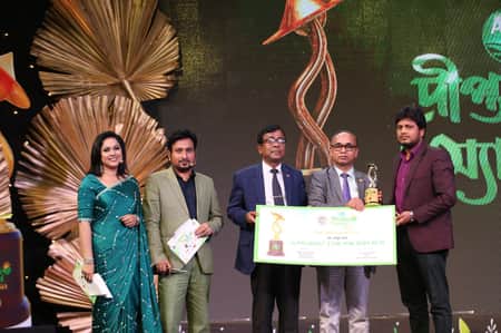 সেরা কৃষি উদ্ভাবক হিসেবে দীপ্ত কৃষি অ্যাওয়ার্ড পেলেন শেকৃবি শিক্ষক মাসুদ রানা