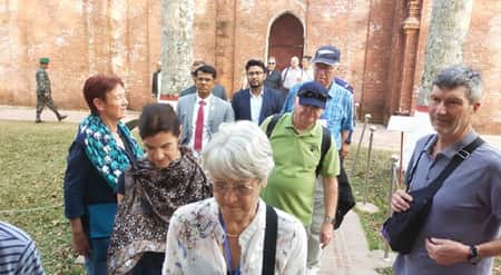 ষাটগম্বুজ মসজিদ দেখে অভিভূত সুইডিশ ও জার্মান পর্যটকরা