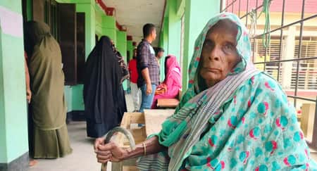 ‘হামাগুড়ি’ দিয়ে এসে ভোট দিলেন ১২০ বছর বয়সী জহোরা বিবি