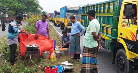 তীব্র যানজটে আটকা