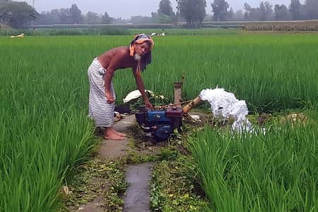 নদীর বুকে শ্যালো মেশিন