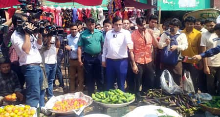 বাজারে এক দোকানে বেগুন ৫০, অন্য দোকানে ৭০ টাকা বাজারে