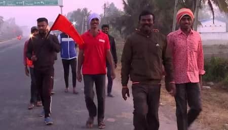 বিয়ের দাবিতে ৬০ যুবকের ১০০ কিলোমিটারের পদযাত্রা বিয়ের দাবিতে পদযাত্রা