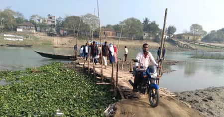 পাবনার চাটমোহরে একটি সেতুর অভাবে দুর্ভোগে ১০ গ্রামের মানুষ