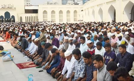 রমজানের প্রথম জুমায় মসজিদে মুসল্লিদের ঢল মসজিদে মুসল্লিদের ঢল