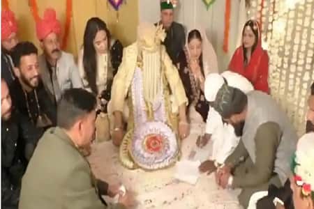 মন্দিরে গিয়ে বিয়ে করলেন মুসলিম দম্পতি মুসলিম দম্পতি