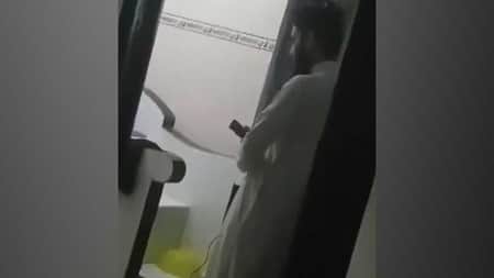 মোবাইল ফোন দেখে তারাবি নামাজ পড়ান ইমাম মোবাইল ফোন দেখে তারাবি