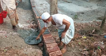 রাজমিস্ত্রীর কাজ করছেন ইউপি চেয়ারম্যান রাজমিস্ত্রীর কাজ