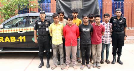র্যাবের গাড়িকে যাত্রীবাহী ভেবে ডাকাতি করতে গিয়ে ধরা র্যাবের গাড়ি