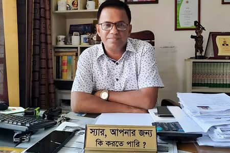 সেবাপ্রত্যাশীদের ‘স্যার’ বলে ডাকেন এই সরকারি কর্মকর্তা সাজ্জাদ পারভেজ