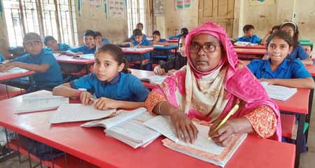 ৫১ বছর বয়সে ৫ম শ্রেণির ছাত্রী হাসিনা খাতুন ছাত্রী হাসিনা খাতুন