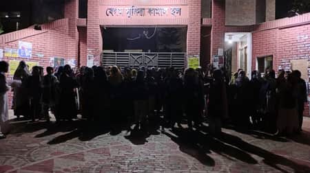 নিরাপত্তার দাবিতে জাবি ছাত্রীদের বিক্ষোভ মিছিল