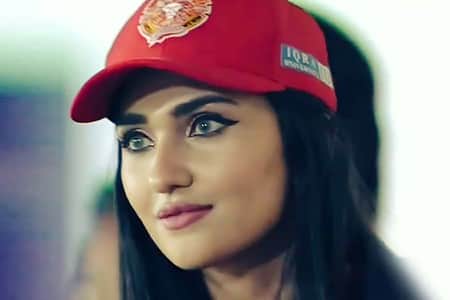 পাকিস্তানি ক্রিকেটারের স্ত্রীর সৌন্দর্যে মুগ্ধ হয়ে যা বললেন ধারাভাষ্যকার