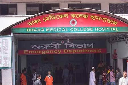 আসামির ছুরিকাঘাতে হাসপাতালে পুলিশ