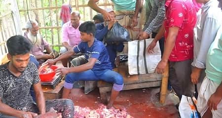 ৫৮০ টাকা কেজি গরুর মাংস বিক্রি, ক্রেতাদের ভিড় গরুর মাংস