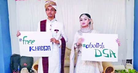 বিয়ের আসরে নবদম্পতির অভিনব প্রতিবাদ নবদম্পতি