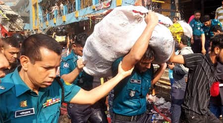 ব্যবসায়ীদের মালামাল