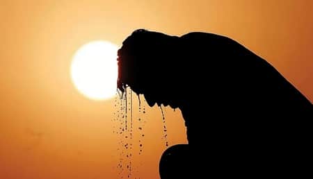 তীব্র গরমে রোজা রেখে বার বার গায়ে পানি দেওয়া নিয়ে যা আছে হাদিসে