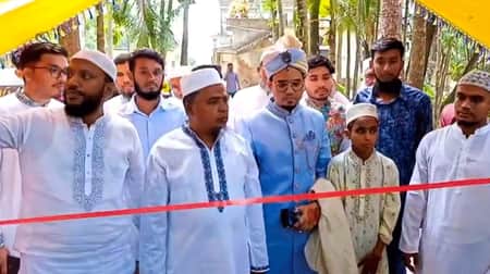 বিয়ে বাড়ির গেটে কুরআন তেলাওয়াত করে জামাই বরণ (ভিডিও)