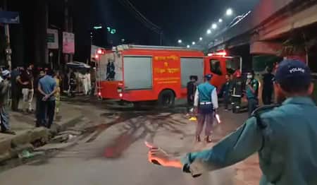 রাজধানীর কারওয়ান বাজারে বহুতল ভবনে আগুন