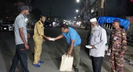 রাত ১টা বাজলেই সেহরির জন্য খাবার নিয়ে হাজির হন পাবনার মাহবুব