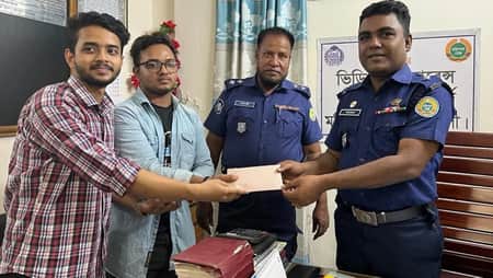 দুই ভাইয়ের কুড়িয়ে পাওয়া অর্ধলাখ টাকা আদালতে জমা দিয়েছে পুলিশ