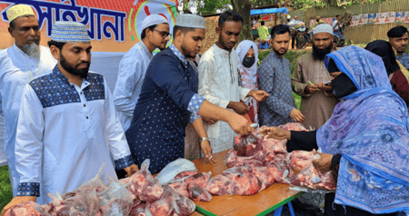 ‘গরিবের কসাইখানায়’ ১০ টাকায় এক কেজি গরুর মাংস